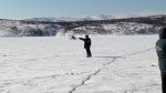 В бухте Гертнера Магаданской области спасатели сняли с льдины четырех рыбаков