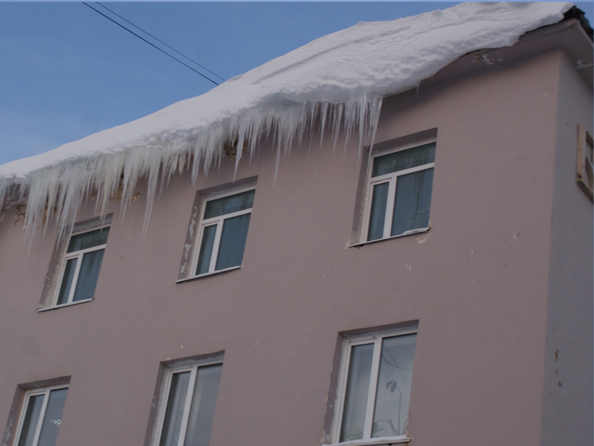 СНЕЖНЫЕ КОЗЫРЬКИ И СОСУЛЬКИ